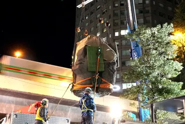 渋谷の「モヤイ像」、再開発工事に伴い移設 クレーンでつり上げ慎重に移動 