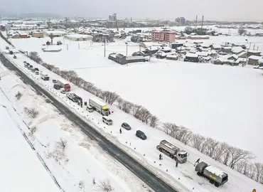 大雪 県内３人死亡、２３人重軽傷 北陸道 一時１５００台立ち往生 ：日刊県民福井Web