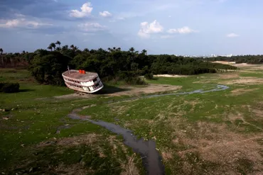 南米アマゾンの河川港が過去120年で最低の水位を記録、干ばつ広がる 