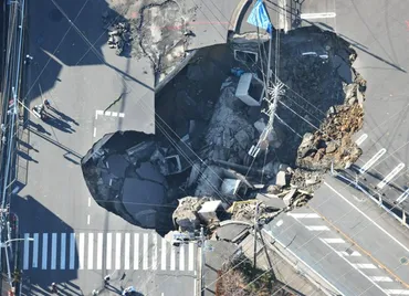 道路陥没、現場でカーブの下水道管 識者「硫化水素、腐食しやすい」：朝日新聞