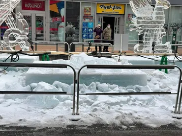 さっぽろ雪まつり会場で氷彫刻1基が倒壊 突風の影響か けが人なし 北海道：朝日新聞