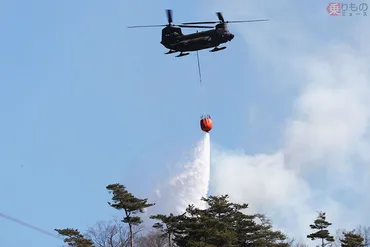 山火事対応に各地からヘリ集結続く「空から散水」防災ヘリと自衛隊ヘリ連携プレー