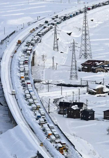 大雪、記録と対策：関越道、2020年と2024年の大雪、新潟県の災害救助法適用、交通規制と情報提供？雪との闘い!! 2020年、2024年、そして2025年