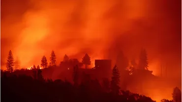 カリフォルニア州の山火事、強風で被害拡大の恐れ