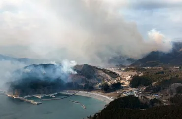 大船渡市の山林火災、ヘリの消火活動開始住家など棟焼損か岩手日報