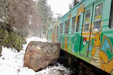 えちぜん鉄道、落石で脱線乗客けがなし、福井・勝山