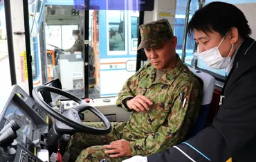 深刻なドライバー不足、ベテラン自衛隊員に注目在任中に大型免許、バスやトラックの「即戦力」に