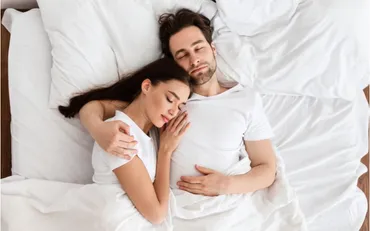 腕枕」をする心理って?みんなが抱える「腕枕」のお悩みも紹介