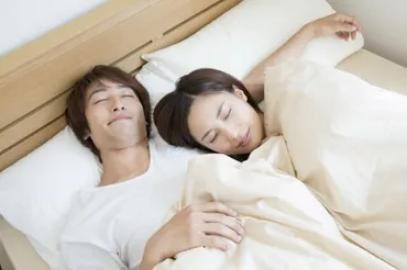 腕枕をする男性の心理。腕がしびれない&首が痛くならないコツとは