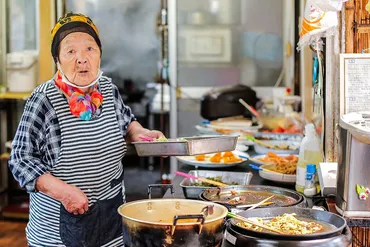 円食べ放題「はっちゃん」食堂は心も満たす。田村はつゑさん歳「儲けるためにやってるわけじゃない」〈おばちゃん力、ここにあり〉ルポ・おばちゃん力、ここにあり
