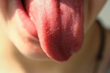 舌を出す癖の意味と心理と特徴