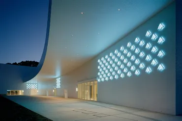 青森県立美術館》青木淳氏設計の建築美と青森出身アーティストの作品を堪能