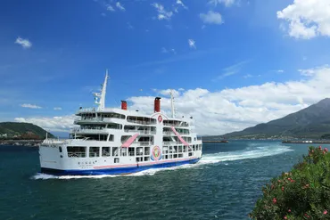夕陽に輝く錦江湾が美しい!旅情を誘う夕暮れの桜島フェリー