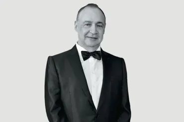 レン・ブラバトニク氏とは？投資家、音楽業界、アートコレクターとしての顔を持つ富豪の軌跡とは？ハーバード大学と反ユダヤ主義問題、ワーナー・ミュージック買収劇