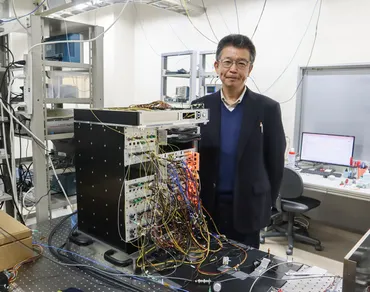 超高精度で秒を刻む「光格子時計」を小型化、東大など「秒」の再定義へ