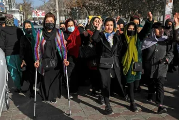 タリバンによる女性の就労禁止をアフガニスタンの女性たちが非難