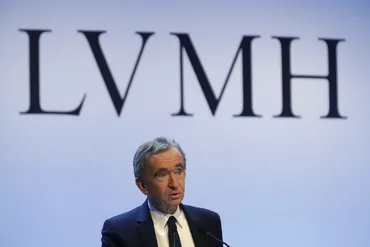 ベルナール・アルノーとは？LVMH帝国の創業者とブランド戦略！ (？)LVMHとアルノーの帝国：買収、ブランド戦略、社会貢献。