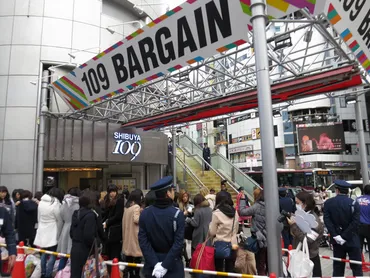 渋谷の正月恒例「109」初売りに1600人行列 福袋の複数買いが目立つ