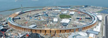 大阪・関西万博会場のシンボル大屋根リング北東工区の木架構が完成