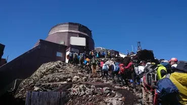富士山問題？外国人観光客とオーバーツーリズム、安全対策、入山料、登山マナーは？富士山を取り巻く問題：入山料導入、オーバーツーリズム対策、登山マナーと安全対策の課題