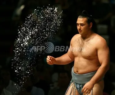 琴欧洲と鳴戸部屋：大相撲の歴史と未来を紐解く探求（？マーク）鳴戸親方と力士たちの相撲道