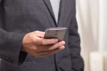 勤務時間中のスマホの使用の危険性と対策 – 人事労務サポート