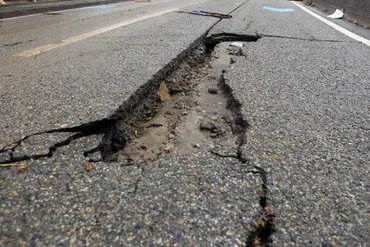 道路はなぜ陥没するのか？ 「八潮市の事故」が突きつける日本のインフラ危機！ 50年老朽化で次はどこが崩れる？ インフラ維持管理の限界が問う未来とは 