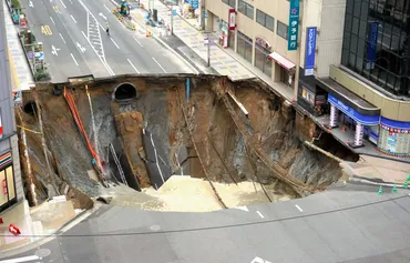 博多駅前の道路30m陥没、大量の水流入 地下鉄工事中:朝日新聞