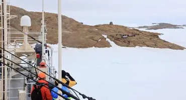 観測船「しらせ」昭和基地に接岸 雪上車使い物資燃料輸送へ
