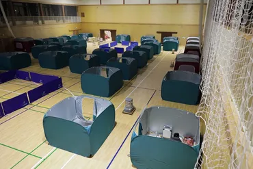 人が集まる避難所 工夫こらしコロナ対策 家族別テントも設置