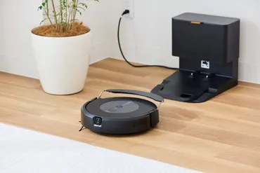 水拭きもできる、ルンバの新発明。カーペットを濡らさないアイロボットの高性能な掃除機&床拭きロボット「ルンバ コンボ j7+」