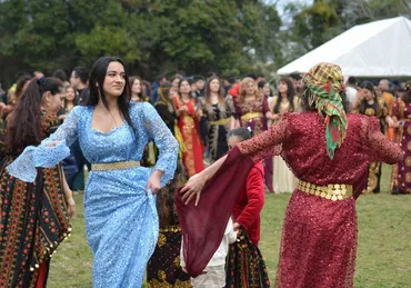 ネウロズ」で春祝う クルド人ら踊り楽しむ 秋ケ瀬公園 協議重ね開催 ／埼玉 