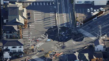 八潮市の道路陥没事故、その原因と復旧への道のりは？八潮市の道路陥没事故：下水道管の老朽化と広範囲に及ぶ影響