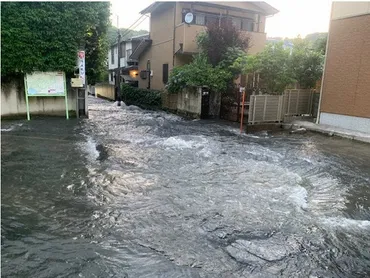 鎌倉で水道管から漏水 道路冠水、1万戸で断水も 復旧見通せず 