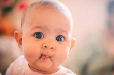 赤ちゃんが舌を出すのはなぜ？考えられる理由とよくある質問について解説 