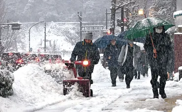 雪続く、金沢１８センチ 県内、スリップ事故７３件