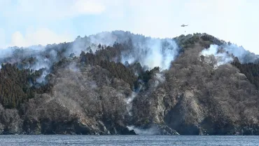 大船渡山林火災､消火活動続く 午前6時時点で16ヘクタール焼く 