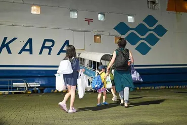 揺れる島、それでも家族に会いたい――避難住民16人、悪石島へ帰島 十島村「個人の判断を尊重」 トカラ群発地震は累計2120回超に（南日本新聞） 