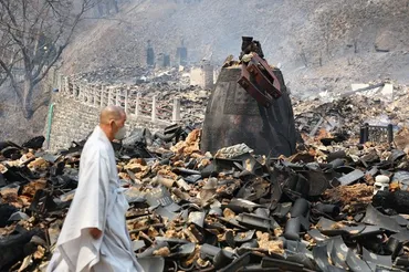 千年古刹を守らなくてはならなかったのに…本当に申し訳ない」 山火事焼失に涙する孤雲寺僧侶＝韓国 
