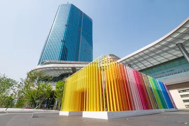 TAKANAWA GATEWAY CITYでエマニュエル・ムホーの色を体験する / 連載「街中アート探訪記」Vol.40 