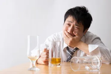 お酒を飲むと泣き上戸になる人の原因とその心理 