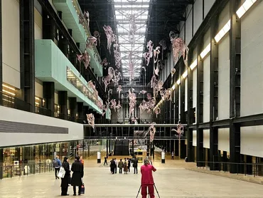 8日(現地時間)、英国ロンドンのテイト·モダン美術館。 中に入ると、高さ35メートルの天井から頭の上まで鎖にぶら下がった100あまりの赤い布切れが視線を圧倒した。 同時に動く機械の音、液体がぽたぽた落..