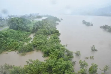 秋田で土砂崩れ、河川氾濫 4人けが 大雨、引き続き警戒 /秋田