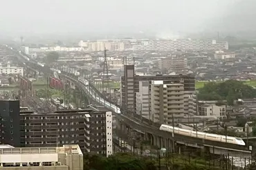 新幹線が高架上で「すげぇ行列」 九州豪雨で避難、教訓は6年前に 熊本県:朝日新聞