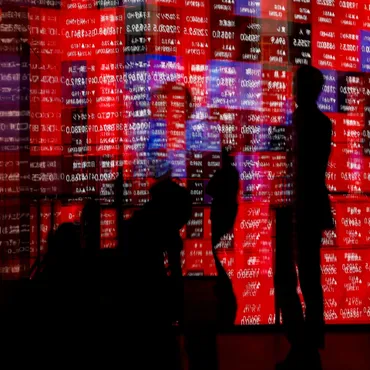日銀副総裁「ハト派」発言、市場ムード一変 株価下値から2000円超上昇 
