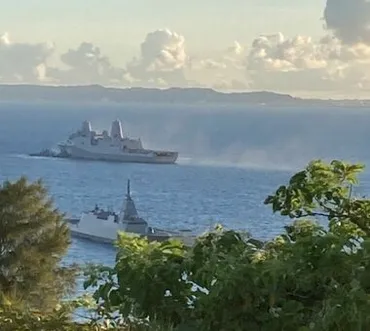 速報】米艦船で火災 沖縄県うるま市ホワイトビーチ沖 米軍と自衛隊が消火活動(沖縄タイムス)