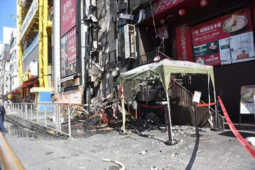 大阪・道頓堀ビル火災 5階天井崩落、閉じ込めか 2隊員、窒息死