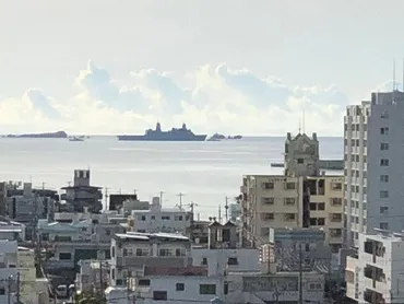 米軍艦の火災、消火活動続く 米軍側は「鎮火」発表 沖縄・ホワイトビーチ沖(21日朝)(琉球新報)