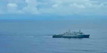 米ドック型輸送揚陸艦「ニューオーリンズ」、沖縄・ホワイトビーチ沖で火災 2名が軽傷