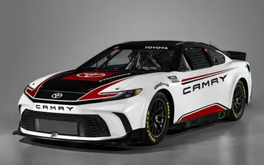 トヨタ、NASCARカップ2024年シーズン参戦用「カムリXSE」公開 